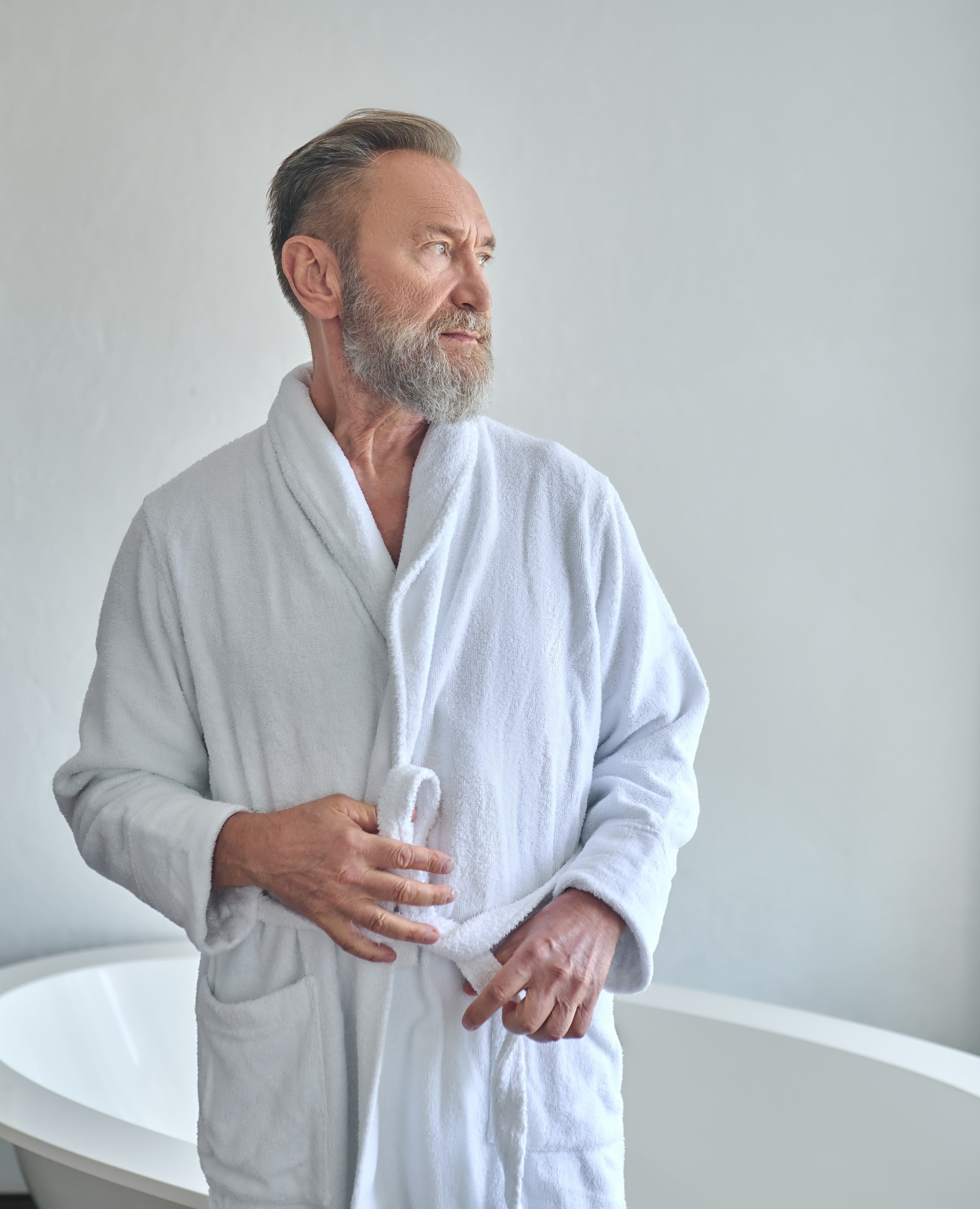 Homme en peignoir blanc en coton